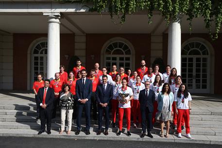 8/07/2019. Pedro Sánchez recibe a la selección española femenina de baloncesto, campeona de Europa. Foto de familia de las integrantes de la...
