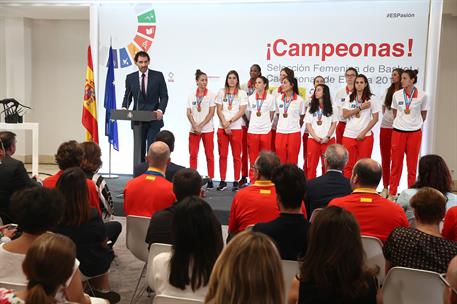 8/07/2019. Pedro Sánchez recibe a la selección española femenina de baloncesto, campeona de Europa. El presidente de la Real Federación Espa...