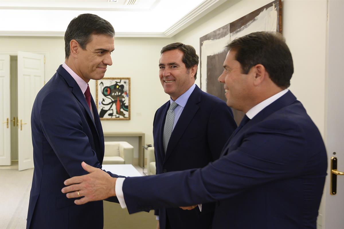 8/08/2019. Pedro Sánchez se reúne con representantes de los agentes sociales. El presidente del Gobierno en funciones, Pedro Sánchez, saluda...