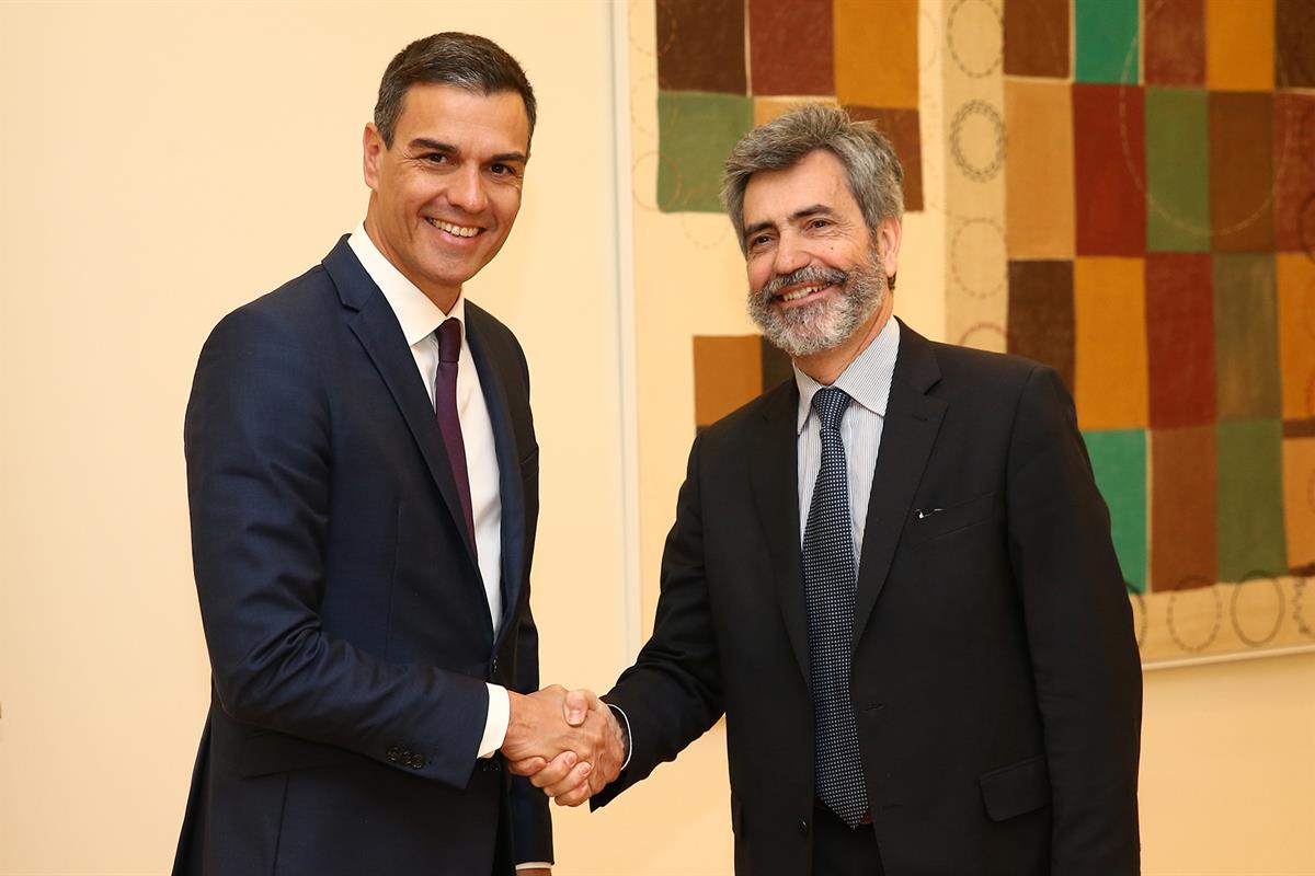 9/01/2019. Pedro Sánchez recibe a Carlos Lesmes, presidente del CGPJ. El presidente del Gobierno, Pedro Sánchez, saluda al presidente del Co...