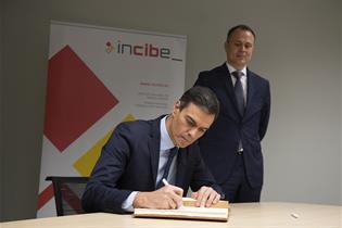 El presidente del Gobierno firma en el libro de honor del INCIBE