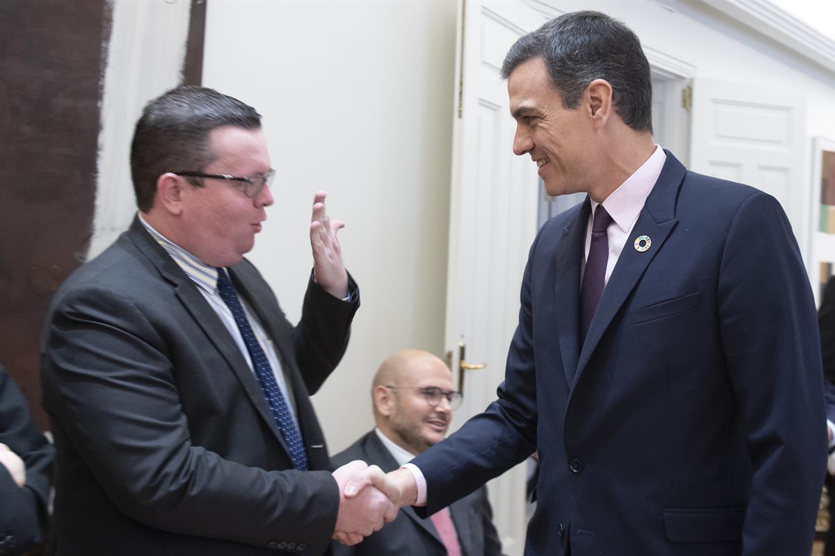 10/04/2019. Sánchez preside el acto "Las personas con dicapacidad en la Agenda 2030". El presidente del Gobierno, Pedro Sánchez, saluda a un...