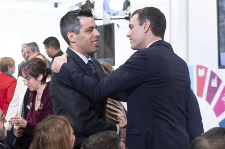 10/04/2019. Sánchez preside el acto "Las personas con discapacidad en la Agenda 2030". El presidente de Gobierno, Pedro Sánchez, saluda a Ro...