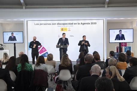 10/04/2019. Sánchez preside el acto "Las personas con discapacidad en la Agenda 2030". El presidente del Gobierno, Pedro Sánchez, junto a lo...