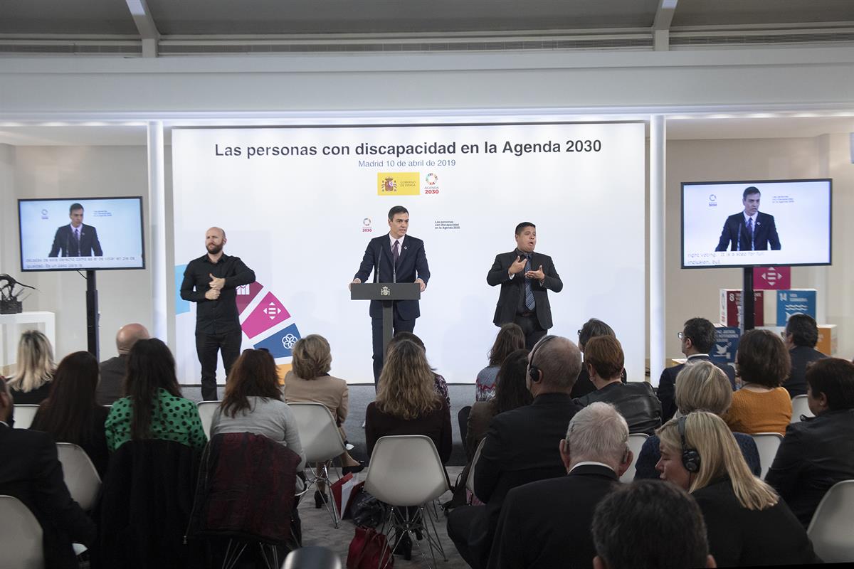 10/04/2019. Sánchez preside el acto "Las personas con discapacidad en la Agenda 2030". El presidente del Gobierno, Pedro Sánchez, junto a lo...