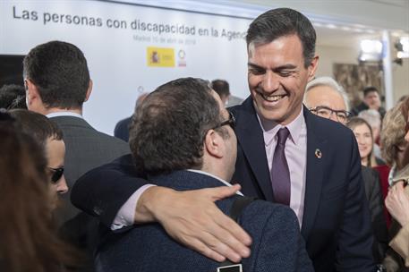 10/04/2019. Sánchez preside el acto "Las personas con discapacidad en la Agenda 2030". El presidente del Gobierno, Pedro Sánchez, recibe a u...