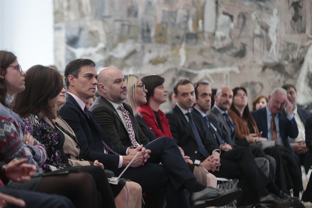 10/04/2019. Sánchez preside el acto "Las personas con discapacidad en la Agenda 2030". El presidente del Gobierno, Pedro Sánchez, junto a la...