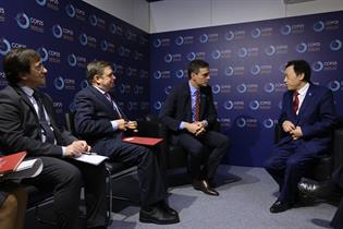 Pedro Sánchez y el ministro Luis Planas, durante su reunión con el director general de la FAO, QU Dongyu