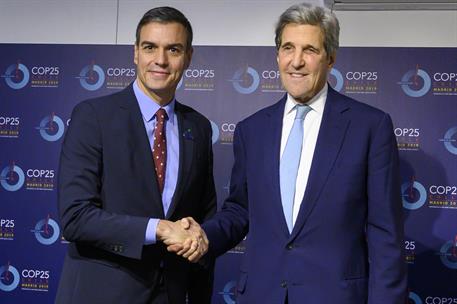 10/12/2019. Pedro Sánchez se reúne con John Kerry. El presidente del Gobierno en funciones, Pedro Sánchez, saluda al exsecretario de Estado ...