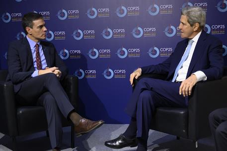 10/12/2019. Pedro Sánchez se reúne con John Kerry. El presidente del Gobierno en funciones, Pedro Sánchez, conversa con el exsecretario de E...