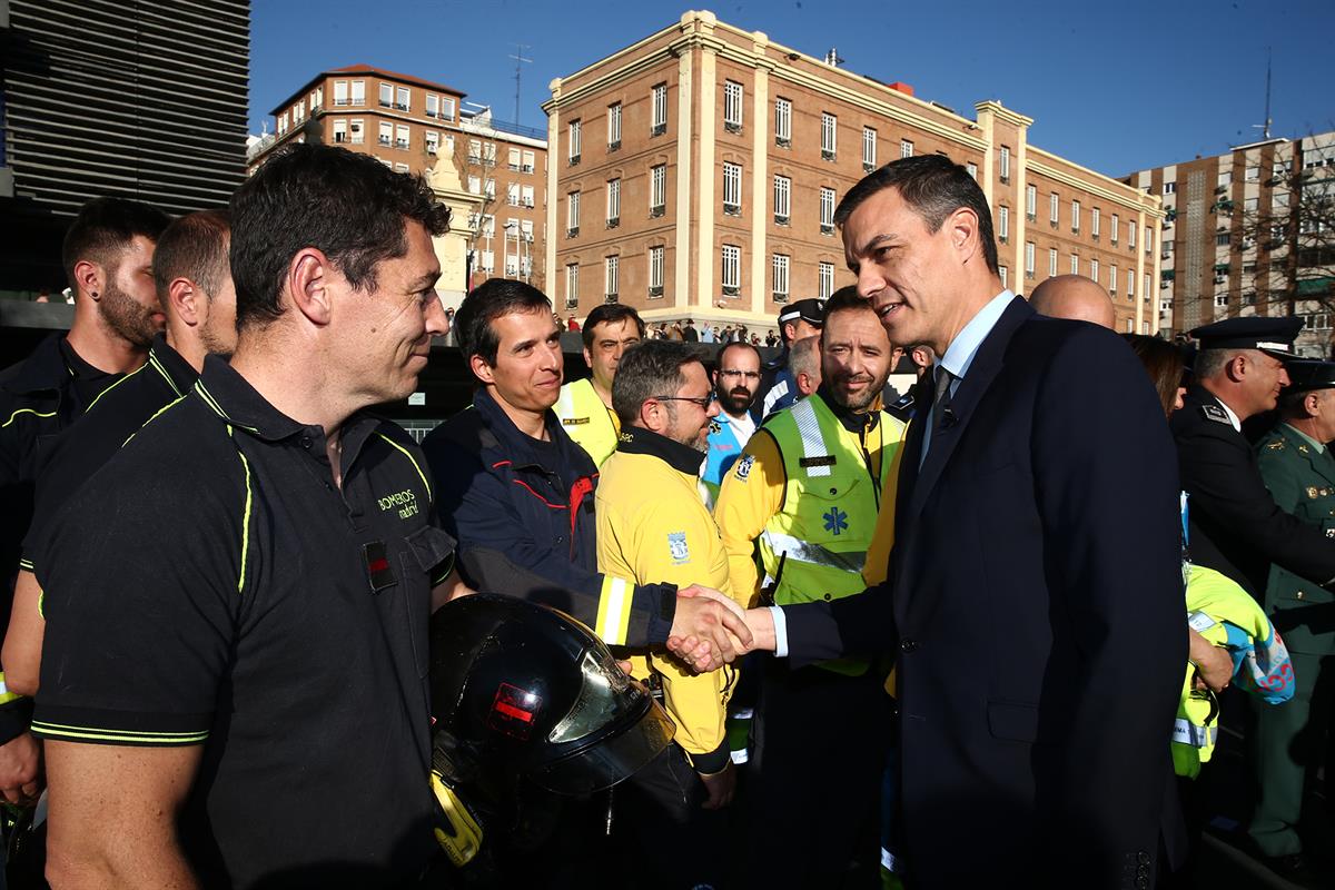 11/03/2019. Sánchez preside el acto conmemorativo del XV aniversario del 11-M. El presidente del Gobierno, Pedro Sánchez, saluda a los repre...