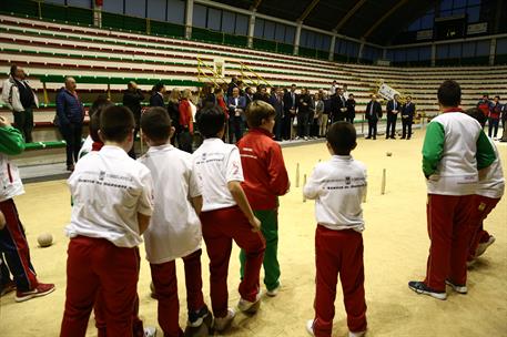 12/03/2019. Pedro Sánchez visita Cantabria. El presidente del Gobierno, Pedro Sánchez, durante la visita que ha realizado a la bolera Severi...