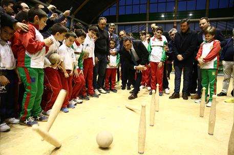 12/03/2019. Pedro Sánchez visita Cantabria. El presidente del Gobierno, Pedro Sánchez, durante la visita que ha realizado a la bolera Severi...