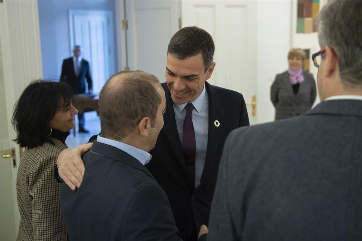 12/03/2019. Sánchez recibe a representates del movimiento ecologista en La Moncloa. El presidente del Gobierno, Pedro Sánchez, saluda a los ...