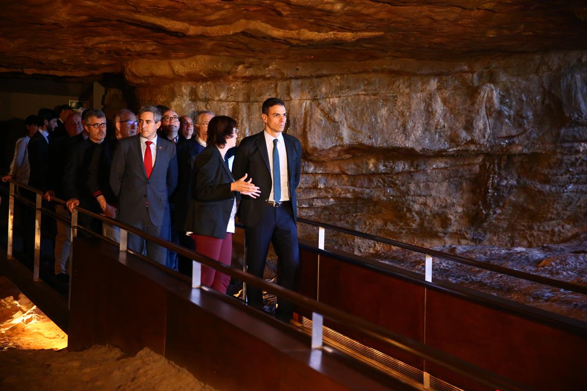 12/03/2019. Pedro Sánchez visita Cantabria. El presidente del Gobierno, Pedro Sánchez, visita la Neocueva, reconstrucción científica de la c...