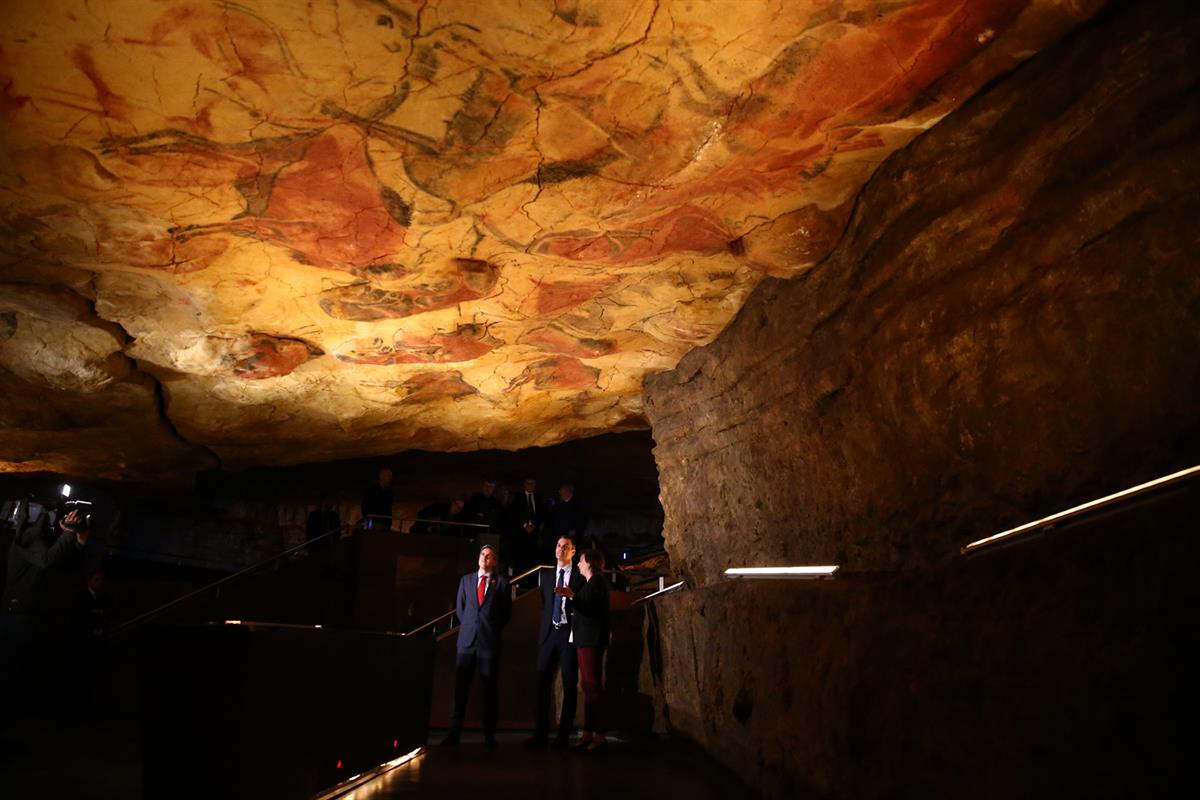 12/03/2019. Pedro Sánchez visita Cantabria. El presidente del Gobierno, Pedro Sánchez, durante su visita a la Neocueva, junto a la Directora...