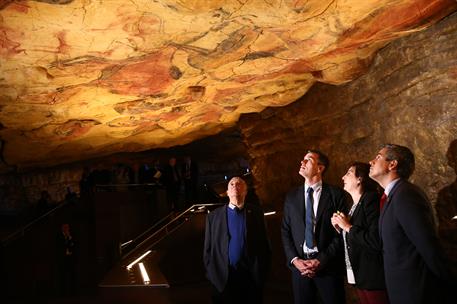 12/03/2019. Pedro Sánchez visita Cantabria. El presidente del Gobierno, Pedro Sánchez, durante su visita a la Neocueva, junto a la Directora...