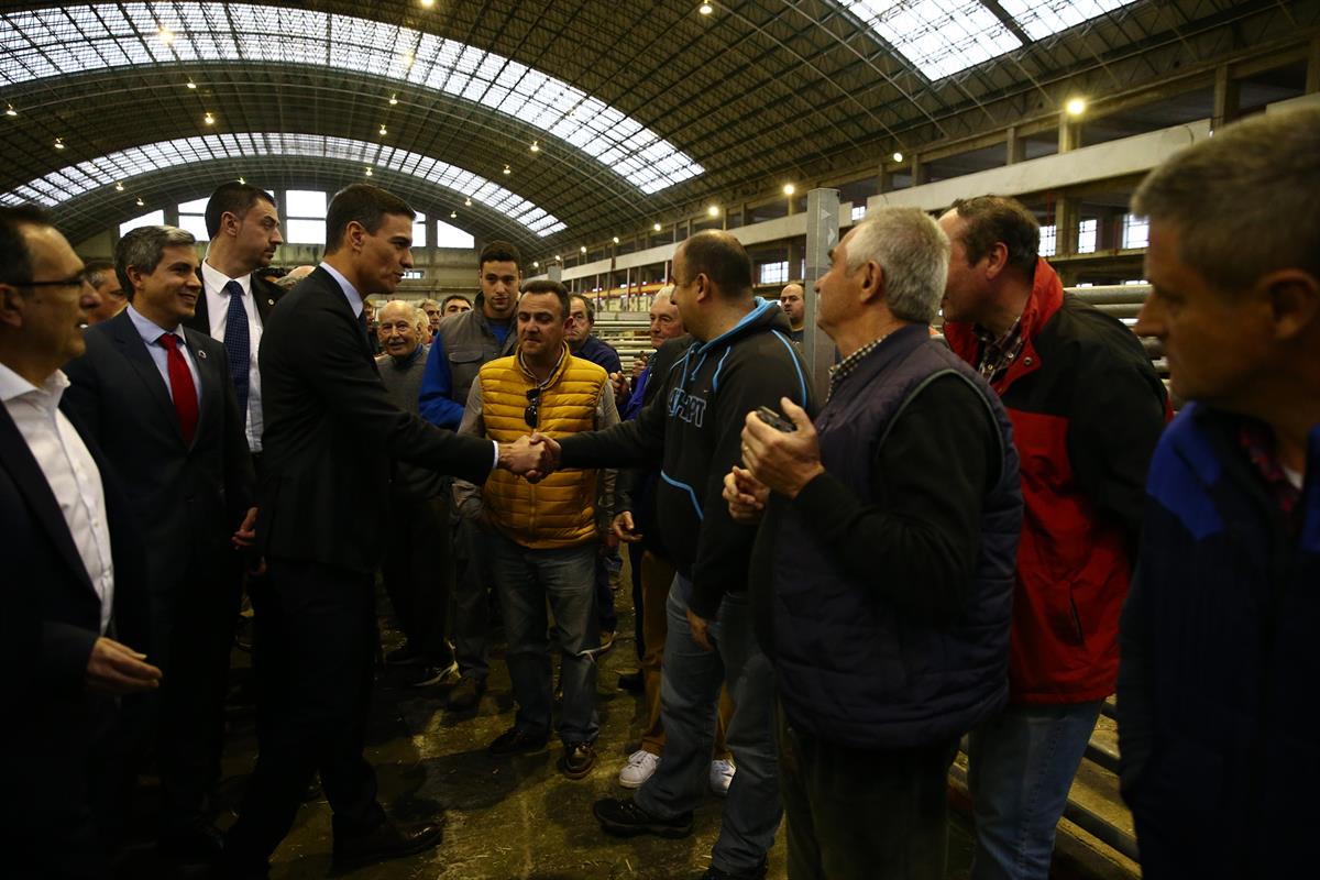 12/03/2019. Pedro Sánchez visita Cantabria. El presidente del Gobierno, Pedro Sánchez, departe con varios ganaderos durante su visita al Mer...