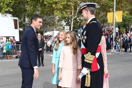 12/10/2019. 12 de Octubre. El presidente del Gobierno en funciones, Pedro Sánchez, saluda a la Familia Real, a su llegada al desfile militar...