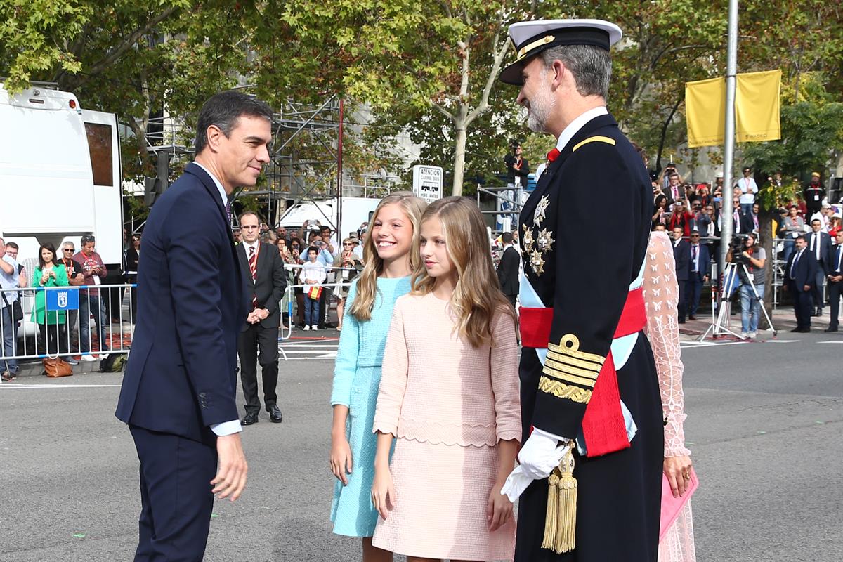 12/10/2019. 12 de Octubre. El presidente del Gobierno en funciones, Pedro Sánchez, saluda a la Familia Real, a su llegada al desfile militar...