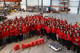 El presidente del Gobierno, Pedro Sánchez, durante su visita a la empresa ASTI