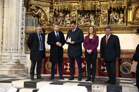 13/03/2019. El presidente visita la catedral de Burgos. El presidente del Gobierno, Pedro Sánchez, sostiene una reproducción en miniatura de...