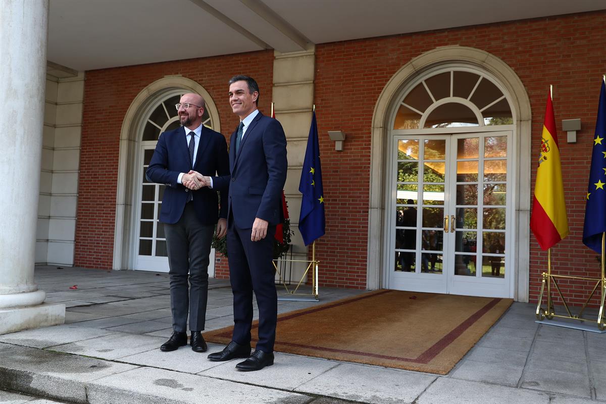 14/11/2019. Sánchez recibe al presidente electo del Consejo Europeo. El presidente del Gobierno en funciones, Pedro Sánchez, saluda al presi...