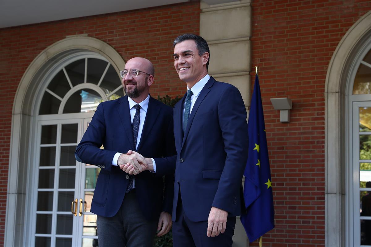 14/11/2019. Sánchez recibe al presidente electo del Consejo Europeo. El presidente del Gobierno en funciones, Pedro Sánchez, saluda al presi...