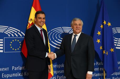 16/01/2019. Pedro Sánchez interviene ante el Pleno del Parlamento Europeo. El presidente del Gobierno, Pedro Sánchez, saluda al presidente d...