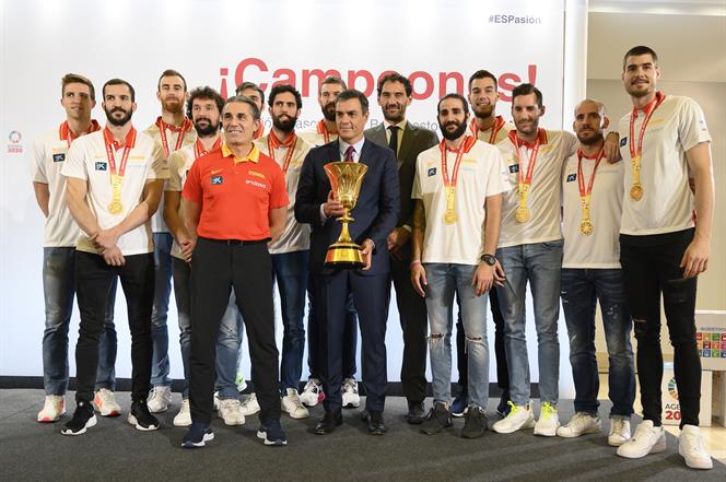 16/09/2019. Sánchez recibe a la selección masculina de baloncesto. El presidente del Gobierno en funciones, Pedro Sánchez, posa con el selec...