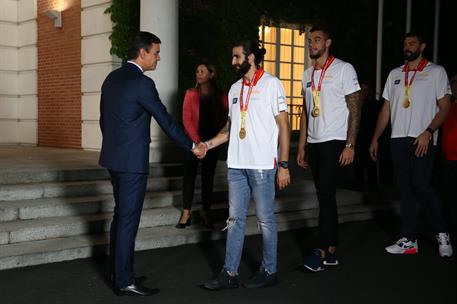16/09/2019. Sánchez recibe a la selección masculina de baloncesto. El presidente del Gobierno en funciones, Pedro Sánchez, saluda a Ricky Ru...