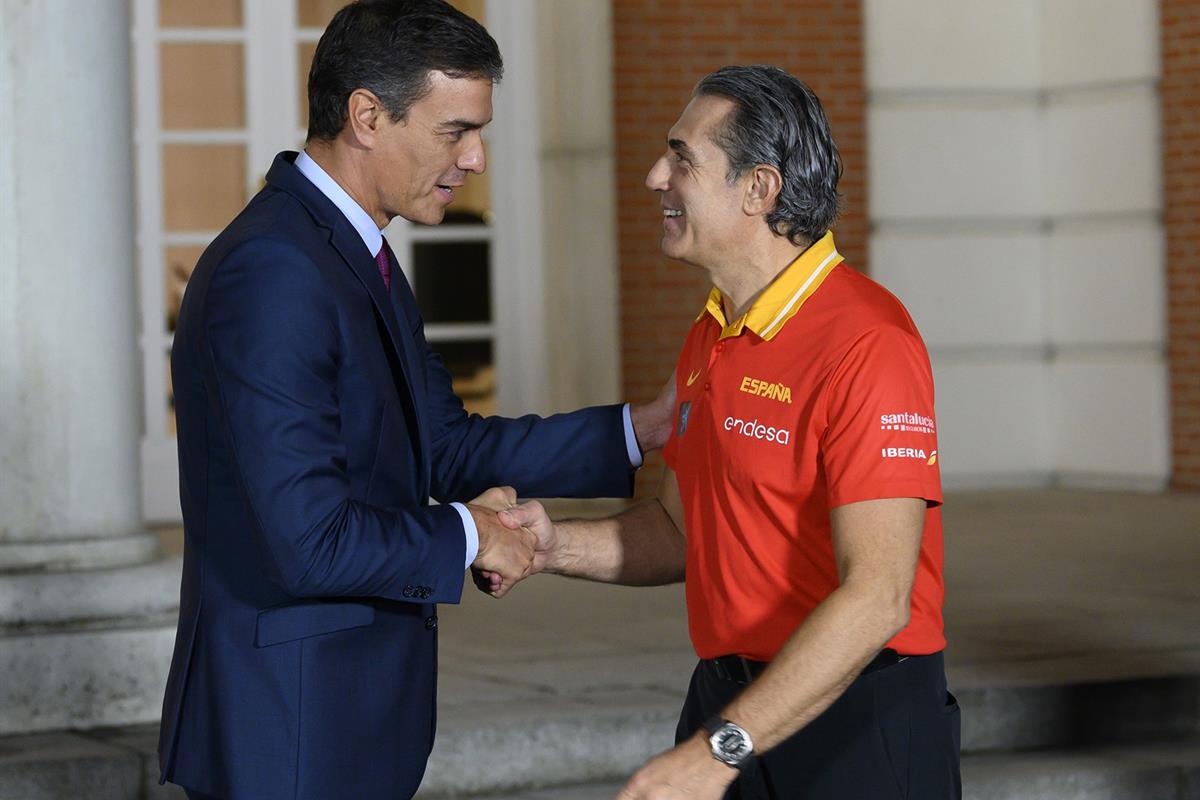 16/09/2019. Sánchez recibe a la selección masculina de baloncesto. El presidente del Gobierno en funciones, Pedro Sánchez, saluda al selecci...