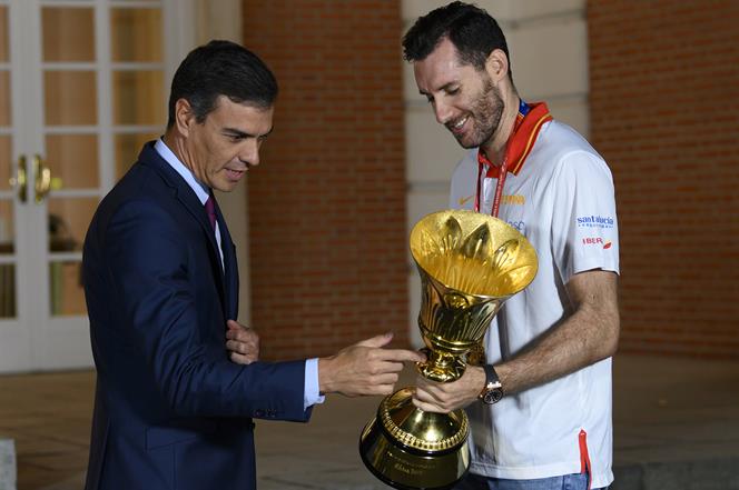 16/09/2019. Sánchez recibe a la selección masculina de baloncesto. El presidente del Gobierno en funciones, Pedro Sánchez, recibe al capitán...