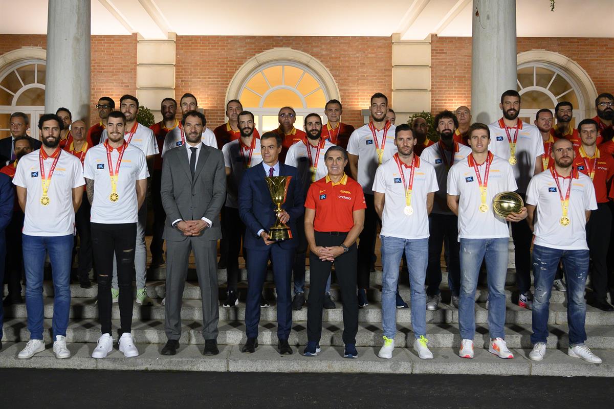 16/09/2019. Sánchez recibe a la selección masculina de baloncesto. Foto de familia del presidente del Gobierno en funciones, Pedro Sánchez, ...