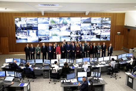 18/02/2019. Sánchez visita el nuevo Centro de Mando y Suguridad de La Moncloa. Foto de familia del presidente del Gobierno, Pedro Sánchez, j...