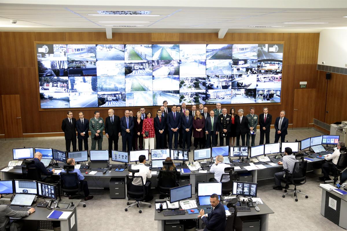 18/02/2019. Sánchez visita el nuevo Centro de Mando y Suguridad de La Moncloa. Foto de familia del presidente del Gobierno, Pedro Sánchez, j...