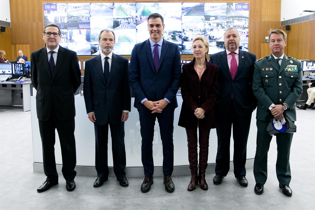 18/02/2019. Sánchez visita el nuevo Centro de Mando y Seguridad de La Moncloa. El presidente del Gobierno, Pedro Sánchez, junto a la directo...