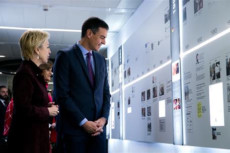 18/02/2019. Sánchez visita el nuevo Centro de Mando y Seguridad de La Moncloa. El presidente del Gobierno, Pedro Sánchez, junto a la directo...