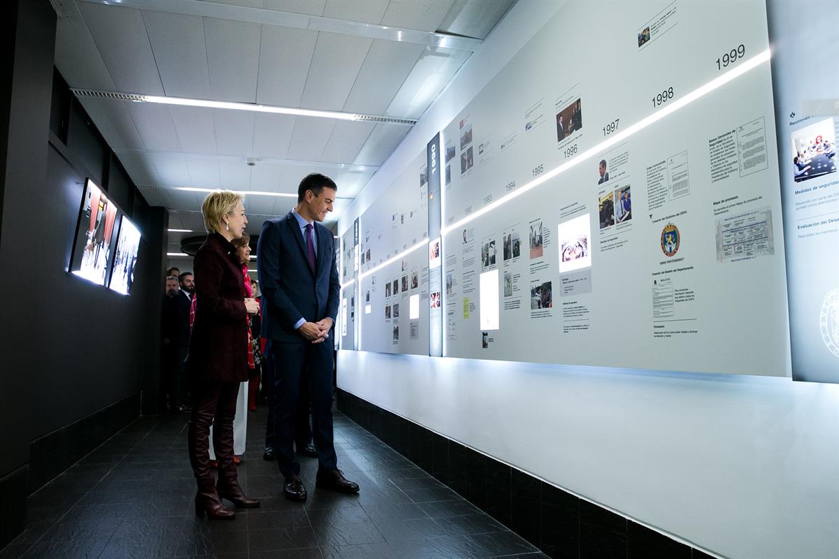 18/02/2019. Sánchez visita el nuevo Centro de Mando y Seguridad de La Moncloa. El presidente del Gobierno, Pedro Sánchez, junto a la directo...