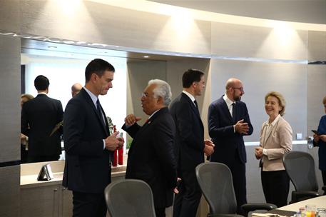 18/10/2019. Desayuno de trabajo Consejo Europeo. El presidente del Gobierno en funciones, Pedro Sánchez, mantiene una conversación con el pr...