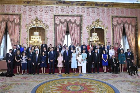 19/06/2019. Pedro Sánchez asiste al acto de imposición de condecoraciones de la Orden del Mérito Civil. Foto de familia de las 41 personas c...