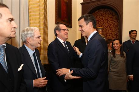 20/02/2019. Pedro Sánchez participa en el homenaje a Francisco Tomás y Valiente. El presidente del Gobierno, Pedro Sánchez, saluda a Ángel G...