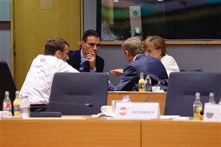 Pedro S&aacute;nchez conversa con Emmanuel Macron, Angela Merkel y Donald Tusk