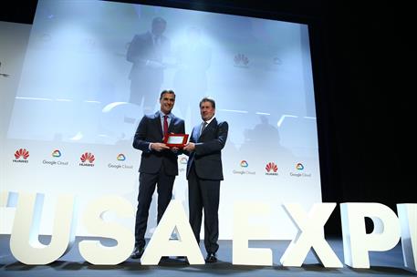 21/01/2019. Sánchez inaugura el V Foro de Innovación Turística. El presidente del Gobierno, Pedro Sánchez, recibe una placa conmemorativa de...