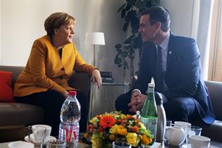 Pedro Sánchez y Angela Merkel, durante la reunión que han mantenido en Bruselas