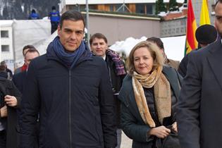 El presidente del Gobierno, Pedro Sánchez, y la ministra de Economía y Empresa, Nadia Calviño, a su llegada a Davos (Suiza).