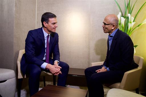 Pedro Sánchez conversa con Satya Nadella