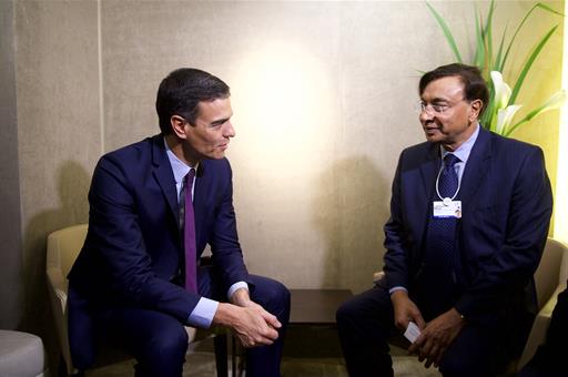 Pedro Sánchez junto a Lakshi Mittal