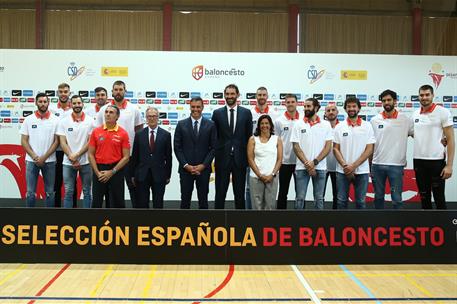 23/08/2019. Despedida a la selección de baloncesto masculina con motivo del mundial de China. Foto de familia del presidente del Gobierno en...