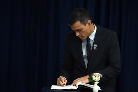 23/09/2019. Reunión Bilateral Secretario General de la ONU. El presidente del Gobierno en funciones, Pedro Sánchez, firmando en el libro de ...